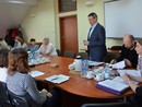 Pracownicy DWEFS prezentują regulamin konkursu, a następnie proponują wspólną oceną przykładowego projektu  