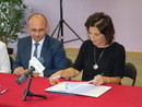 Agata Binkowska podpisuje pre-umowę z Cezarym Błachem