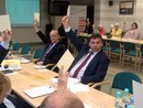 Członkowie komitetu podczas głosowania nad przyjęciem uchwał