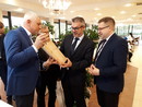 Przekazanie upominku przedstawicielowi Szkoły Hotelarsko – Gastronomicznej w Namur