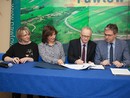 Podpisanie umowy na budowę punktu selektywnej zbiórki odpadów komunalnych w Brzeziu w gminie Pawłów