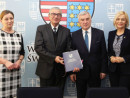 Marszałek Andrzej Bętkowski i wicemarszałek Renata Janik z przedstawicielami Zakładu Doskonalenia Zawodowego