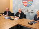 Zarząd Województwa zadecydował o dofinansowaniu ze środków Unii Europejskiej projektu własnego Województwa Świętokrzyskiego pn. „Stop wirusowi! Zapobieganie rozprzestrzeniania się COVID-19 w województwie świętokrzyskim”.