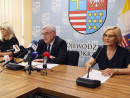 Konferencja prasowa dotyczyła aktualnych wyników we wdrażaniu części społecznej Regionalnego Programu Operacyjnego Woj. Świętokrzyskiego, m. in. pierwszego w kraju miejsca pod względem tempa wdrażania Programu. 