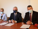 Podpisanie umowy Skarbnik Barbara Słoma Marszałek Andrzej Bętkowski i Wójt Tomasz Chaja