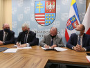 Podpisanie umowy Marszałek Bętkowski, wicemarszałek Marek Bogusławski, wójt gminy Dominik Łukasik oraz Jacek Sułek Dyrektor Departamentu Inwestycji i Rozwoju 