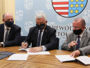 Podpisanie umowy Marszałek Bętkowski, wicemarszałek Marek Bogusławski, wójt gminy Dominik Łukasik 