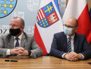 Podpisanie umowy wicemarszałek Marek Bogusławski oraz Jacek Sułek Dyrektor Departamentu Inwestycji i Rozwoju 