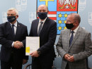 Podpisanie umowy Marszałek Bętkowski, wicemarszałek Marek Bogusławski, wójt gminy Dominik Łukasik 