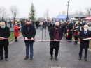 Symboliczne-przeciecie-wstegi-na-targowisku-
