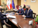 Marszalek-Andrzej-Betkowski-i-burmistrz-Dariusz-Meresinski-oraz-skarbnik-Miasta-Daleszyce-Robert-Szechnicki-siedza-przy-stole-1024x665.jpg