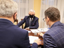 Marszalek-Andrzej-Betkowski-i-burmistrz-Dariusz-Meresinski-oraz-skarbnik-Miasta-Daleszyce-Robert-Szechnicki-siedza-przy-stole-przegladaja-umowe-1024x683.jpg