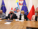 Marszałek Andrzej Bętkowski i Wicemarszałek Renata Janik podpisali umowy na dofinansowanie dwóch projektów RPOWŚ 2014 – 2020 dotyczących szkolnictwa zawodowego.
