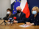 Uroczyste podpisanie umowy. Od lewej starosta powiatu ostrowieckiego Marzena Dębniak, marszałek Andrzej Bętkowski, wicemarszałek Renata Janik.