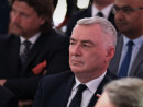 Andrzej-Betkowski-siedzi-wsrod-uczestnikow-uroczystosci