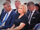 Renata-Janik-siedzi-wsrod-uczestnikow-uroczystosci-obok-niej-Bogdan-Wenta-senator-Krzysztof-Slon-i-posel-Jaroslaw-Rusiecki