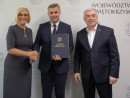 Burmistrzowi Daleszyc Dariuszowi Meresinskiemu gratuluj a wicemarszalek Renata Janik i marszalek Andrzej Bętkowski