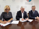 Umowe podpisują wicemarszalek Renata Janik marszalek Andrzej Bętkowski oraz burmistrz Daleszyc Dariusz Meresinski