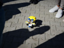maly robot na chodniku