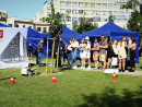pokazy jazdy robotow i uczestnicy warsztatow obslugujacy maszyny