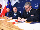 Grzegorz Karwat komendant Powiatowy Panstwowej Straży Pożarnej w Pinczowie podpisuje umowe na dofinansowanie inwestycji z wicemarszalkiem Markiem Boguslawskim i czlonkiem Zarządu Markiem Jońca