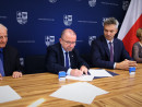 Marek Jonca Marek Boguslawski Grzegorz Forkasiewicz i Skarbnik Gminy Rytwiany Miroslawa Szewczyk podpisuja umowe