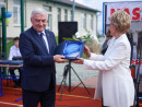 Marszalek A. Betkowski odbiera grawerton z podziekowaniem z rak dyrektorki Szkoly w Boleszynie