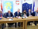 burmistrz-Pinczowa-podpisuje-umowe