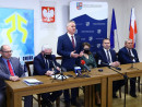 mowi-burmistrz-Pinczowa-obok-marszalek-Andrzej-Betkowski-dyrektor-Jacek-SUlek-posel-MichalCieslak-radny-Maciej-Gawin-skarbnik-Pinczowa-1024x683