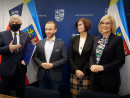 Marszałek Andrzej Bętkowski i Wicemarszałek Renata Janik podpisali umowy na dofinansowanie projektów RPOWŚ 2014 – 2020 dotyczących zajęć w szkołach podstawowych