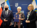 Marszałek Andrzej Bętkowski i Wicemarszałek Renata Janik podpisali umowy na dofinansowanie projektów RPOWŚ 2014 – 2020 dotyczących zajęć w szkołach podstawowych