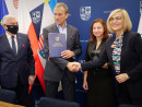 Marszałek Andrzej Bętkowski i Wicemarszałek Renata Janik podpisali umowy na dofinansowanie projektów RPOWŚ 2014 – 2020 dotyczących zajęć w szkołach podstawowych