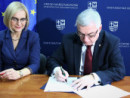 marszalek-Andrzej-Betkowski-podpisuje-umowe