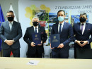 Przedstawiciele Zarządu i PKP podczas podpisanai aneksu