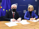 Marszałek Andrzej Bętkowski i wicemarszałek Renata Janik podpisują umowę