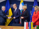 Andrzej-Betkowski-sciska-dlon-Wojciechowi-Slefarskiemu-obok-stoi-Reta-Janik-i-skarbniczka-Gminy-Zagnansk