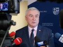 Andrzej-Betkowski-stoi-przed-telewizyjnymi-kamerami-i-mikrofonami-reporterow-radiowych