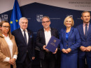 Umowy na „przedszkolne projekty podpisali dziś z wnioskodawcami marszalek Andrzej Betkowski wicemarszalek Renata Janik