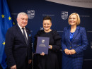 Umowy na „przedszkolne projekty podpisali dziś z wnioskodawcami marszalek Andrzej Betkowski wicemarszalek Renata Janik