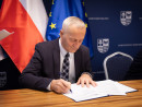 Umowy na „przedszkolne projekty podpisali dziś z wnioskodawcami marszalek Andrzej Betkowski wicemarszalek Renata Janik