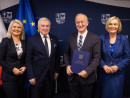 Umowy na „przedszkolne projekty podpisali dziś z wnioskodawcami marszalek Andrzej Betkowski wicemarszalek Renata Janik