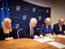 Umowy na „przedszkolne projekty podpisali dziś z wnioskodawcami marszalek Andrzej Betkowski wicemarszalek Renata Janik