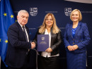 Umowy na „przedszkolne projekty podpisali dziś z wnioskodawcami marszalek Andrzej Betkowski wicemarszalek Renata Janik