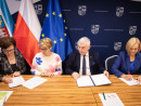 Umowy na „przedszkolne projekty podpisali dziś z wnioskodawcami marszalek Andrzej Betkowski wicemarszalek Renata Janik