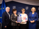 Umowy na „przedszkolne projekty podpisali dziś z wnioskodawcami marszalek Andrzej Betkowski wicemarszalek Renata Janik