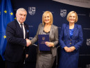 Umowy na „przedszkolne projekty podpisali dziś z wnioskodawcami marszalek Andrzej Betkowski wicemarszalek Renata Janik