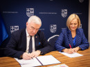 Umowy na „przedszkolne projekty podpisali dziś z wnioskodawcami marszalek Andrzej Betkowski wicemarszalek Renata Janik