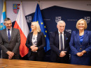 Umowy na „przedszkolne projekty podpisali dziś z wnioskodawcami marszalek Andrzej Betkowski wicemarszalek Renata Janik