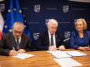 Umowy na „przedszkolne projekty podpisali dziś z wnioskodawcami marszalek Andrzej Betkowski wicemarszalek Renata Janik