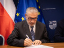 Umowy na „przedszkolne projekty podpisali dziś z wnioskodawcami marszalek Andrzej Betkowski wicemarszalek Renata Janik